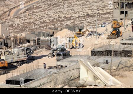 Gerusalemme, Gerusalemme, Territorio palestinese. 25 Ago, 2013. Gli operai lavorano presso il cantiere di Pisgat Zeev, un insediamento urbano in una zona annessa Israele a Gerusalemme dopo la sua cattura nel 1967 il Medio Oriente guerra, vicino al villaggio arabo di Beit Hanina, Agosto 25, 2013. Il presidente palestinese Mahmoud Abbas la scorsa settimana ha ribadito il suo impegno a favore di una soluzione a due stati che dovrebbe vedere la creazione di uno Stato palestinese indipendente sul pre 1967 linee con Gerusalemme come capitale, accusando Israele di immissione "ostacoli" sulla strada per il proseguimento dei negoziati di pace perseguendo co Foto Stock