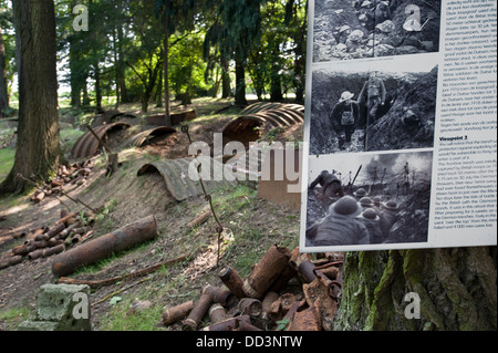 Pile di WWI rusty conchiglie e resti della prima guerra mondiale una trincea a Hooge cratere, Zillebeke, Fiandre Occidentali, Belgio Foto Stock