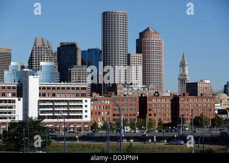 Lo skyline della città visto dal Seaport District, Boston, Massachusetts Foto Stock