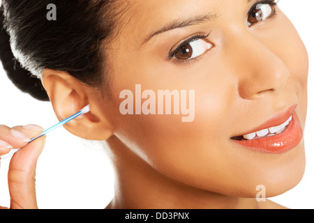Un giovane, bella donna felice pulisce il suo orecchio Foto Stock