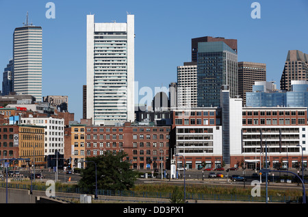 Federal Reserve Bank building e lo skyline della città visto dal Seaport District, Boston, Massachusetts Foto Stock