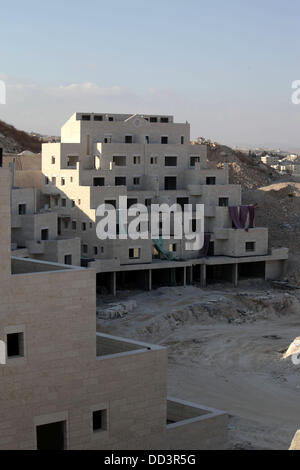 Gerusalemme, Gerusalemme, Territorio palestinese. 25 Ago, 2013. Una foto mostra la costruzione sito in Pisgat Zeev, un insediamento urbano in una zona annessa Israele a Gerusalemme dopo la sua cattura nel 1967 il Medio Oriente guerra, vicino al villaggio arabo di Beit Hanina, Agosto 25, 2013. Il presidente palestinese Mahmoud Abbas la scorsa settimana ha ribadito il suo impegno a favore di una soluzione a due stati che dovrebbe vedere la creazione di uno Stato palestinese indipendente sul pre 1967 linee con Gerusalemme come capitale, accusando Israele di immissione "ostacoli" sulla strada per il proseguimento dei negoziati di pace da perseguire con Foto Stock