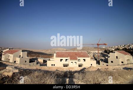 Gerusalemme, Gerusalemme, Territorio palestinese. 25 Ago, 2013. Una foto mostra la costruzione sito in Pisgat Zeev, un insediamento urbano in una zona annessa Israele a Gerusalemme dopo la sua cattura nel 1967 il Medio Oriente guerra, vicino al villaggio arabo di Beit Hanina, Agosto 25, 2013. Il presidente palestinese Mahmoud Abbas la scorsa settimana ha ribadito il suo impegno a favore di una soluzione a due stati che dovrebbe vedere la creazione di uno Stato palestinese indipendente sul pre 1967 linee con Gerusalemme come capitale, accusando Israele di immissione "ostacoli" sulla strada per il proseguimento dei negoziati di pace da perseguire con Foto Stock