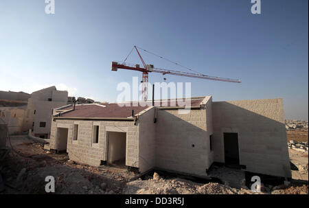 Gerusalemme, Gerusalemme, Territorio palestinese. 25 Ago, 2013. Una foto mostra la costruzione sito in Pisgat Zeev, un insediamento urbano in una zona annessa Israele a Gerusalemme dopo la sua cattura nel 1967 il Medio Oriente guerra, vicino al villaggio arabo di Beit Hanina, Agosto 25, 2013. Il presidente palestinese Mahmoud Abbas la scorsa settimana ha ribadito il suo impegno a favore di una soluzione a due stati che dovrebbe vedere la creazione di uno Stato palestinese indipendente sul pre 1967 linee con Gerusalemme come capitale, accusando Israele di immissione "ostacoli" sulla strada per il proseguimento dei negoziati di pace da perseguire con Foto Stock