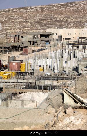 Gerusalemme, Gerusalemme, Territorio palestinese. 25 Ago, 2013. Una foto mostra la costruzione sito in Pisgat Zeev, un insediamento urbano in una zona annessa Israele a Gerusalemme dopo la sua cattura nel 1967 il Medio Oriente guerra, vicino al villaggio arabo di Beit Hanina, Agosto 25, 2013. Il presidente palestinese Mahmoud Abbas la scorsa settimana ha ribadito il suo impegno a favore di una soluzione a due stati che dovrebbe vedere la creazione di uno Stato palestinese indipendente sul pre 1967 linee con Gerusalemme come capitale, accusando Israele di immissione "ostacoli" sulla strada per il proseguimento dei negoziati di pace da perseguire con Foto Stock