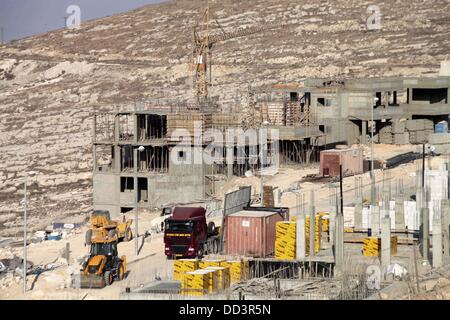 Gerusalemme, Gerusalemme, Territorio palestinese. 25 Ago, 2013. Gli operai lavorano presso il cantiere di Pisgat Zeev, un insediamento urbano in una zona annessa Israele a Gerusalemme dopo la sua cattura nel 1967 il Medio Oriente guerra, vicino al villaggio arabo di Beit Hanina, Agosto 25, 2013. Il presidente palestinese Mahmoud Abbas la scorsa settimana ha ribadito il suo impegno a favore di una soluzione a due stati che dovrebbe vedere la creazione di uno Stato palestinese indipendente sul pre 1967 linee con Gerusalemme come capitale, accusando Israele di immissione "ostacoli" sulla strada per il proseguimento dei negoziati di pace perseguendo co Foto Stock