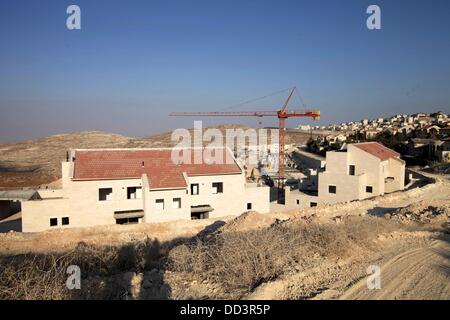 Gerusalemme, Gerusalemme, Territorio palestinese. 25 Ago, 2013. Una foto mostra la costruzione sito in Pisgat Zeev, un insediamento urbano in una zona annessa Israele a Gerusalemme dopo la sua cattura nel 1967 il Medio Oriente guerra, vicino al villaggio arabo di Beit Hanina, Agosto 25, 2013. Il presidente palestinese Mahmoud Abbas la scorsa settimana ha ribadito il suo impegno a favore di una soluzione a due stati che dovrebbe vedere la creazione di uno Stato palestinese indipendente sul pre 1967 linee con Gerusalemme come capitale, accusando Israele di immissione "ostacoli" sulla strada per il proseguimento dei negoziati di pace da perseguire con Foto Stock