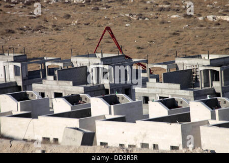 Gerusalemme, Gerusalemme, Territorio palestinese. 25 Ago, 2013. Una foto mostra la costruzione sito in Pisgat Zeev, un insediamento urbano in una zona annessa Israele a Gerusalemme dopo la sua cattura nel 1967 il Medio Oriente guerra, vicino al villaggio arabo di Beit Hanina, Agosto 25, 2013. Il presidente palestinese Mahmoud Abbas la scorsa settimana ha ribadito il suo impegno a favore di una soluzione a due stati che dovrebbe vedere la creazione di uno Stato palestinese indipendente sul pre 1967 linee con Gerusalemme come capitale, accusando Israele di immissione "ostacoli" sulla strada per il proseguimento dei negoziati di pace da perseguire con Foto Stock