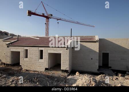 Gerusalemme, Gerusalemme, Territorio palestinese. 25 Ago, 2013. Una foto mostra la costruzione sito in Pisgat Zeev, un insediamento urbano in una zona annessa Israele a Gerusalemme dopo la sua cattura nel 1967 il Medio Oriente guerra, vicino al villaggio arabo di Beit Hanina, Agosto 25, 2013. Il presidente palestinese Mahmoud Abbas la scorsa settimana ha ribadito il suo impegno a favore di una soluzione a due stati che dovrebbe vedere la creazione di uno Stato palestinese indipendente sul pre 1967 linee con Gerusalemme come capitale, accusando Israele di immissione "ostacoli" sulla strada per il proseguimento dei negoziati di pace da perseguire con Foto Stock