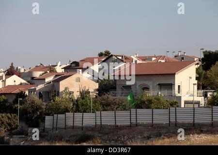 Gerusalemme, Gerusalemme, Territorio palestinese. 25 Ago, 2013. Un'immagine mostra le unità abitative in Pisgat Zeev, un insediamento urbano in una zona annessa Israele a Gerusalemme dopo la sua cattura nel 1967 il Medio Oriente guerra, vicino al villaggio arabo di Beit Hanina, Agosto 25, 2013. Il presidente palestinese Mahmoud Abbas la scorsa settimana ha ribadito il suo impegno a favore di una soluzione a due stati che dovrebbe vedere la creazione di uno Stato palestinese indipendente sul pre 1967 linee con Gerusalemme come capitale, accusando Israele di immissione "ostacoli" sulla strada per il proseguimento dei negoziati di pace perseguendo cost Foto Stock