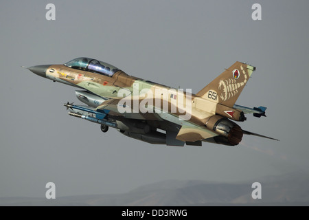 Forza Aerea israeliana (IAF) F-16D (Barak) Fighter jet in volo Foto Stock