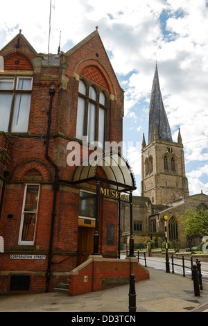 Chesterfield Museo e Galleria d'arte con la Chiesa di Santa Maria la guglia in background REGNO UNITO Foto Stock