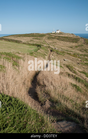 Vista in lontananza Prawle Point National Coastwatch lookout station Foto Stock