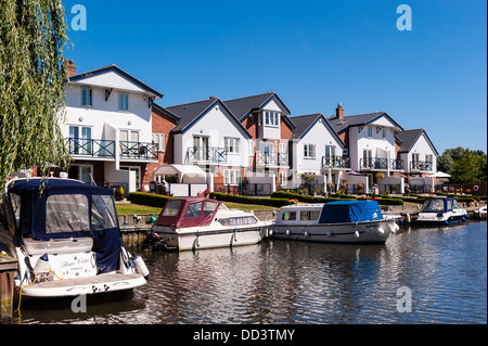 Barche sul fiume e case con facciata sul fiume Chet in Loddon , Norfolk , Inghilterra , Inghilterra , REGNO UNITO Foto Stock