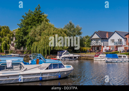 Barche sul fiume e case con facciata sul fiume Chet in Loddon , Norfolk , Inghilterra , Inghilterra , REGNO UNITO Foto Stock