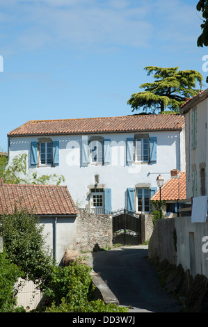 Tipico albergo di campagna con tetto di tegole e persiane blu su windows Foto Stock