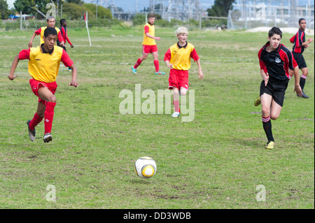 U15B i calciatori in esecuzione dopo la sfera, Cape Town, Sud Africa Foto Stock