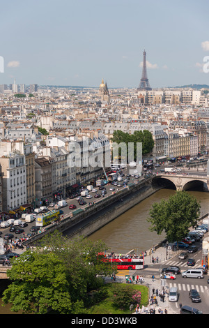 Parigi' Fiume Senna, la Torre Eiffel e Les Invalides visto dalla cattedrale di Notre Dame Foto Stock