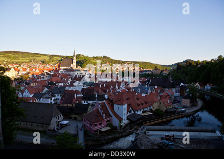 Serata in centro storico di Český Krumlov, Repubblica Ceca, il fiume Vltava, molla Foto Stock