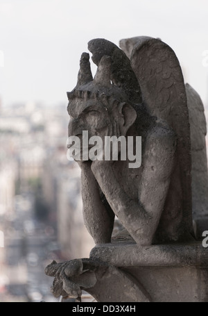 Chimera gotica su Parigi' la cattedrale di Notre Dame si affaccia sulla città Foto Stock