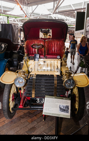 Un De Dietrich 24HP auto all'interno della National Motor Museum di Beaulieu a Beaulieu , Hampshire , Inghilterra , Inghilterra , Regno Unito Foto Stock