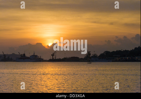 Mare con dock commerciale in background, Port Blair, Distretto delle Andamane, Andaman, delle Isole Andamane e Nicobar, India Foto Stock