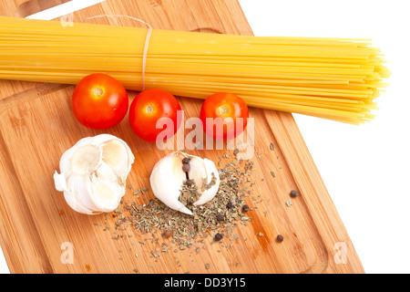 Pasta al pesto di materie prime su una scheda cucina isolato Foto Stock