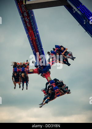 La gente a cavallo su un White Knuckle Ride fiera con dispositivi di ritenuta di sicurezza in posizione Foto Stock