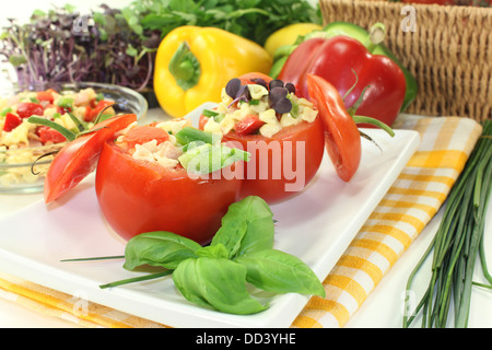 Pomodori ripieni con fresca insalata estiva Foto Stock