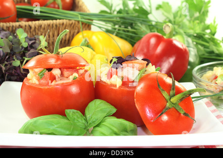 Pomodori ripieni con fresca insalata estiva Foto Stock