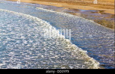 Piccole onde a Sitges, Barcelona (Spagna) Foto Stock