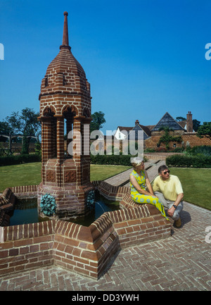 Una coppia di mezza età dalla fonte e Star Pool, Cressing Temple Barn giardini, Essex Foto Stock