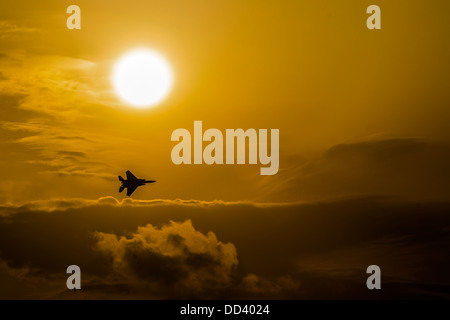 Forza Aerea israeliana (IAF) jet da combattimento F-15I (RAAM) in volo al tramonto Foto Stock