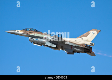 Forza Aerea israeliana (IAF) F-16C (Barak) Fighter jet in volo Foto Stock