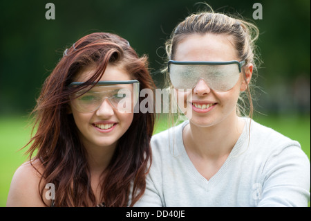Minorazione visiva simulazione occhiali indossati da due giovani donne Foto Stock