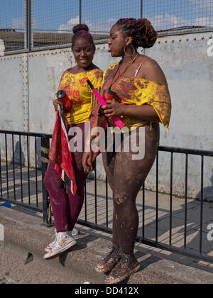 Londra, Regno Unito. 25 Ago, 2013. Festaioli a carnevale di Notting Hill Credito: Julio Etchart/Alamy Live News Foto Stock