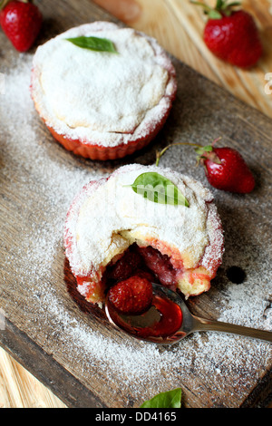 Tortini fatti in casa con confettura di fragole, close up Foto Stock