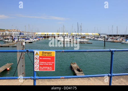 Pericolo in acqua profonda segno a Brighton Marina, East Sussex, England Regno Unito Foto Stock