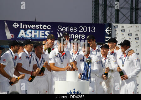 Londra, Regno Unito. 25 Ago, 2013. Durante la cerimonia di premiazione e l'Urna di presentazione per la Investec ceneri Cricket match tra Inghilterra e Australia ha suonato presso la Kia Oval Cricket Ground su agosto 25, 2013 a Londra, Inghilterra. Credito: Mitchell Gunn/ESPA/Alamy Live News Foto Stock