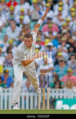 Londra, Regno Unito. 25 Ago, 2013. Peter Siddle bowling durante la Investec ceneri Cricket match tra Inghilterra e Australia ha suonato presso la Kia Oval Cricket Ground su agosto 25, 2013 a Londra, Inghilterra. Credito: Mitchell Gunn/ESPA/Alamy Live News Foto Stock