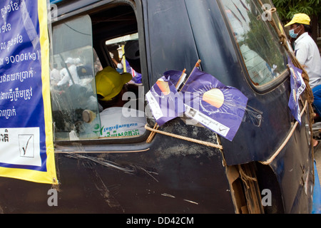 Un vecchio fatiscente van è utilizzato nel corso di una campagna di rally per la contrapposta CNRP guidato da Sam Rainsy in Kampong Cham, Cambogia. Foto Stock