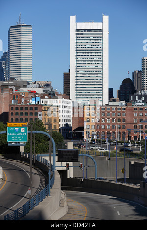 Federal Reserve Bank building e lo skyline della città visto dal Seaport District, Boston, Massachusetts Foto Stock