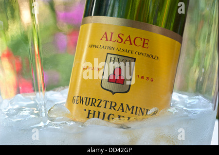 Vino ALFRESCO CHILLER BENNA 'Hugel' Gewurztraminer vino bianco in bottiglia il vino più fresco nella situazione alfresco Riquewihr Alsace Francia Foto Stock