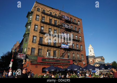 Il ristorante sulla terrazza all'aperto nel North End di Boston, Massachusetts Foto Stock