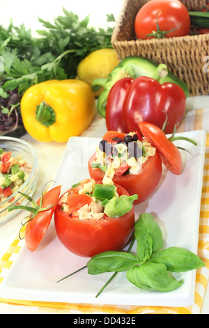 Pomodori ripieni con fresca insalata estiva Foto Stock