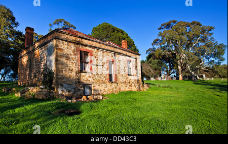 Vecchia fattoria abbandonata casa di pietra abbandonati homestead inverno erba verde luce del sole di mattina Meadows Road Fleurieu Peninsula South Australia Foto Stock