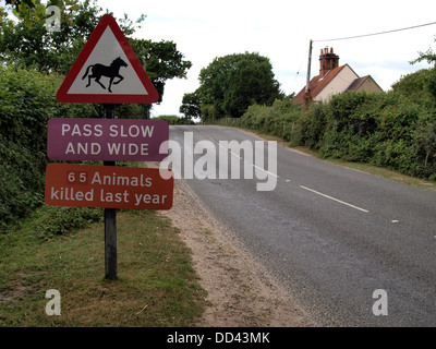 Gli animali su strada cartello segnaletico, New Forest, Hampshire, Regno Unito 2013 Foto Stock