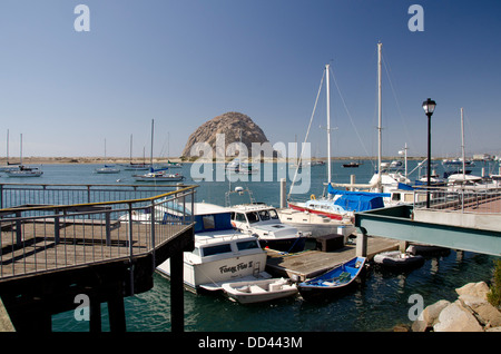 California, Pacific Coast, Morro Bay. Morro Rock, 581-piede di origine vulcanica la formazione del tappo situato appena al largo da Morro Bay. Foto Stock
