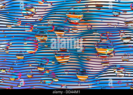 Abstract illustrazione colorata con gocce d'acqua su sfondo ondulata Foto Stock
