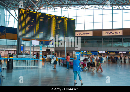 Sala partenze terminal 2 dell'aeroporto Helsinki-Vantaa Vantaa Finlandia Europa settentrionale Foto Stock